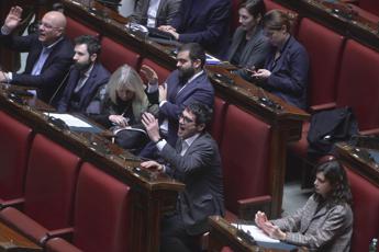 Manovra, odg di Fratoianni contro aumento spese militari: arrivano sì anche da Pd e Iv ma “è un errore”