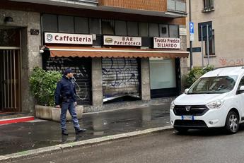 Il complice, la serranda, le forbiciate del titolare: come è morto il rapinatore ucciso a Milano