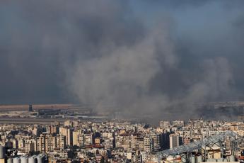 Libano, raid Israele su Beirut: colpito deposito sotterraneo armi Hezbollah