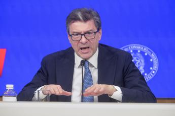 Manovra, Giorgetti: “Confermato cuneo fiscale, ‘sacrificio’ da banche e assicurazioni”