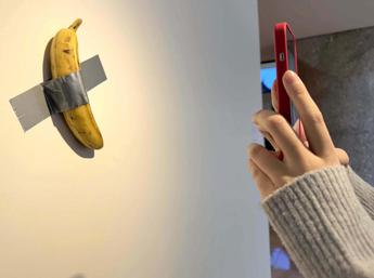 Banana di Cattelan, il fruttivendolo che l’ha venduta: “Sei milioni di dollari? Incredibile”