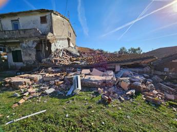 Fiumicino, crolla palazzina: donna estratta viva dalle macerie – Foto