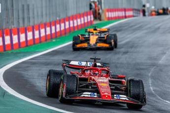 Formula 1, Leclerc: “Siamo più solidi”. Sainz: “Voglio il Mondiale Costruttori”