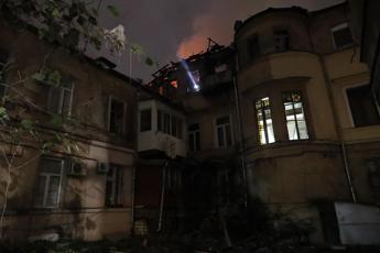 Massiccio attacco con droni su Odessa, incendi e un morto nella città ucraina