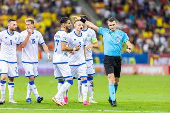 Polemiche in Romania-Kosovo: cori pro Serbia, i calciatori ospiti lasciano il campo – Video