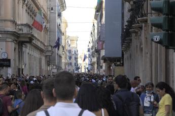 Roma, cade pezzo cornicione da chiesa in via del Corso: 51enne ferito