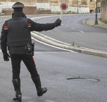 Roma, minorenni fuggono all’alt e si schiantano contro auto in sosta