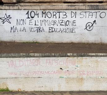 Scritte contro Valditara al ministero dell’Istruzione, simboli anarchici e stella a 5 punte