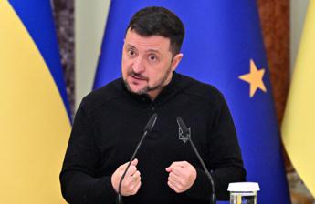 Ucraina-Russia, Zelensky: “Putin è pazzo, ama uccidere. Trump stia con noi”